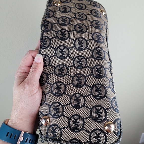 (1308)  Beautiful MICHAEL Michael Kors Womens Handbag - Picture 2 of 14